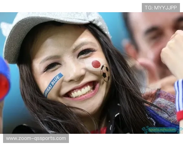 足球场上巅峰对决 美女助阵 球星风采尽显魅力瞬间